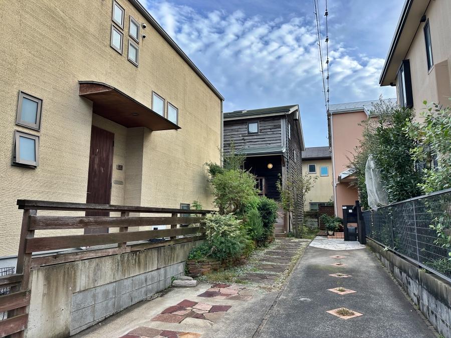 藤沢市鵠沼藤が谷三丁目の売買物件/外観｜旗竿地に建っていて奥まっています。手前の竿地は幅が約2,000mmしかないので大きい車は駐車できません