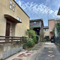 藤沢市鵠沼藤が谷三丁目の売買物件/外観｜旗竿地に建っていて奥まっています。手前の竿地は幅が約2,000mmしかないので大きい車は駐車できません