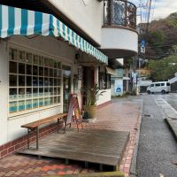 葉山町堀内の売買物件/外観｜外スペースでは週1回、小さな露店やウクレレ演奏会が開かれます