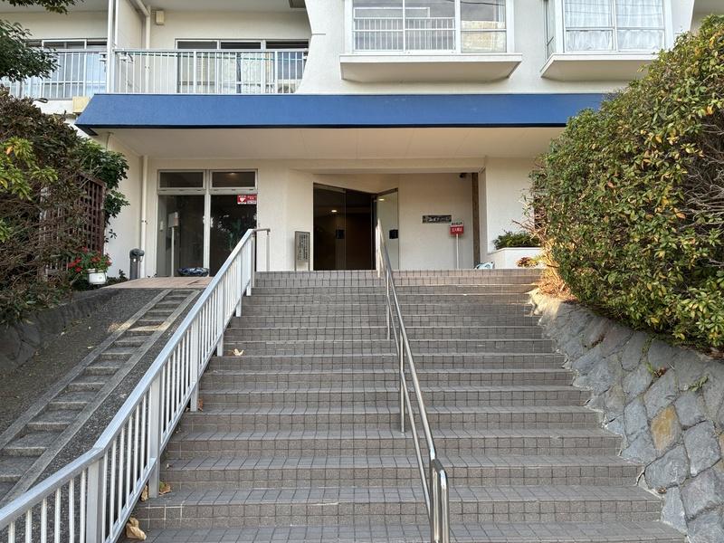 三浦郡葉山町一色の売買物件/マンションのエントランス部分。階段です
