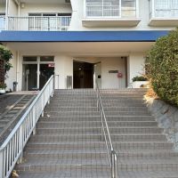 三浦郡葉山町一色の売買物件/マンションのエントランス部分。階段です