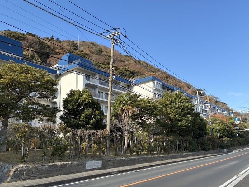 三浦郡葉山町一色の売買物件/マンションの外観。建物の裏には山が