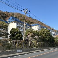 三浦郡葉山町一色の売買物件/マンションの外観。建物の裏には山が