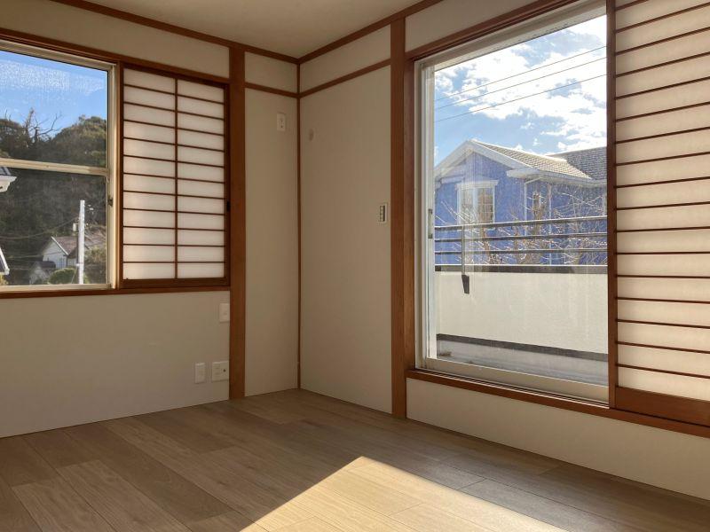 鎌倉市津の売買物件/2階洋室4｜窓が2面あるから明るい。ベランダに出られます。