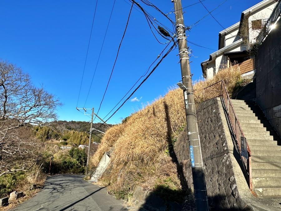 鎌倉市笛田六丁目の売買物件/家までのアプローチ｜坂を登ってきて34段の階段を上った先にあります