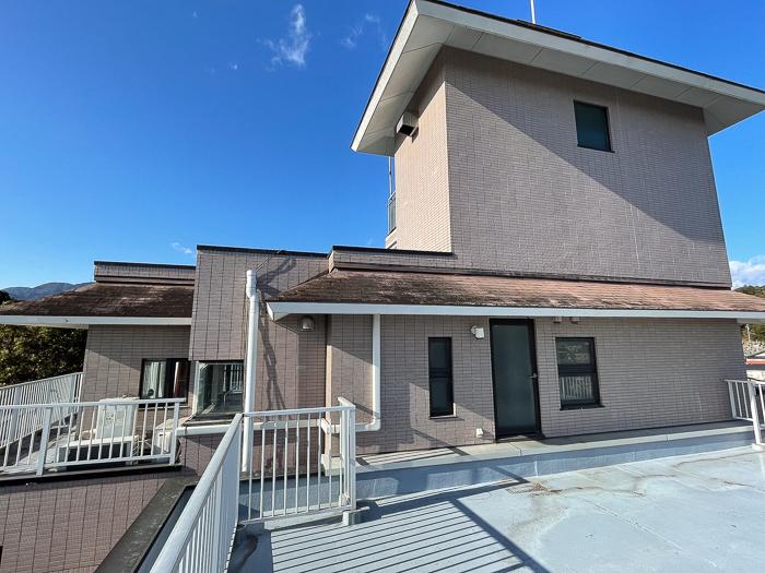 足柄下郡湯河原町吉浜の売買物件/南側バルコニーから見た専有部分と塔屋