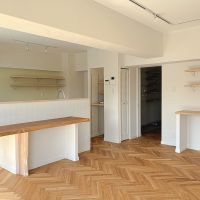 藤沢市鵠沼東の売買物件/LDK。可動棚やカウンターなどがあり、そのまま使いこなせそう