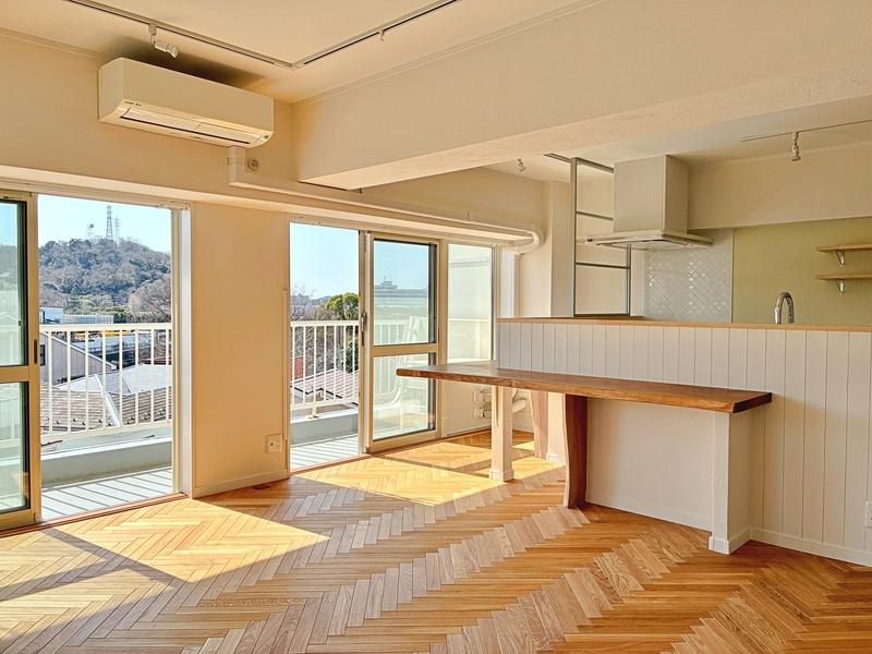 藤沢市鵠沼東の売買物件/ヘリンボーンの床がこだわりを感じさせる、リラックスした雰囲気の部屋です