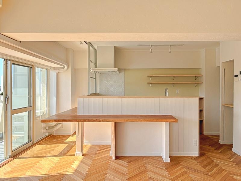 藤沢市鵠沼東の賃貸物件/キッチン方向を見てみます。カウンターは岐阜で求めたケヤキの一枚板