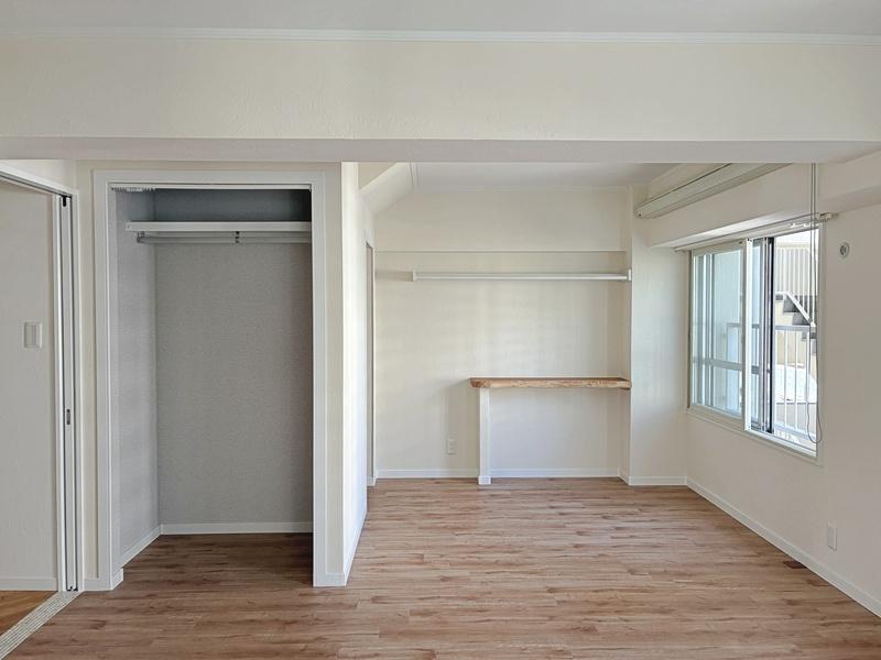 藤沢市鵠沼東の賃貸物件/北側の洋室（オープンの収納があります）。奥にはキッチンカウンターの端材で作ったミニカウンター