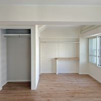 藤沢市鵠沼東の賃貸物件/北側の洋室（オープンの収納があります）。奥にはキッチンカウンターの端材で作ったミニカウンター