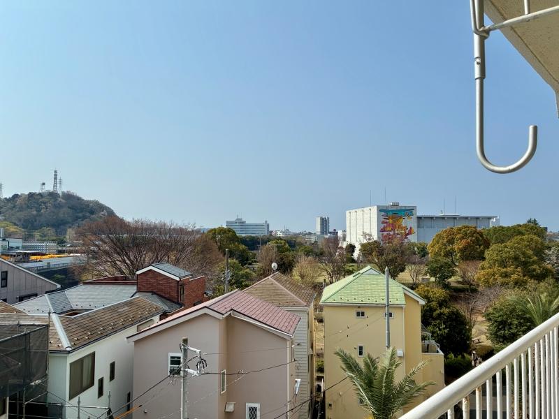 藤沢市鵠沼東の賃貸物件/バルコニーからの眺望。森林公園の緑の奥に、実は江ノ島シーキャンドルが見えるのです