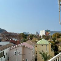 藤沢市鵠沼東の売買物件/バルコニーからの眺望。森林公園の緑の奥に、実は江ノ島シーキャンドルが見えるのです