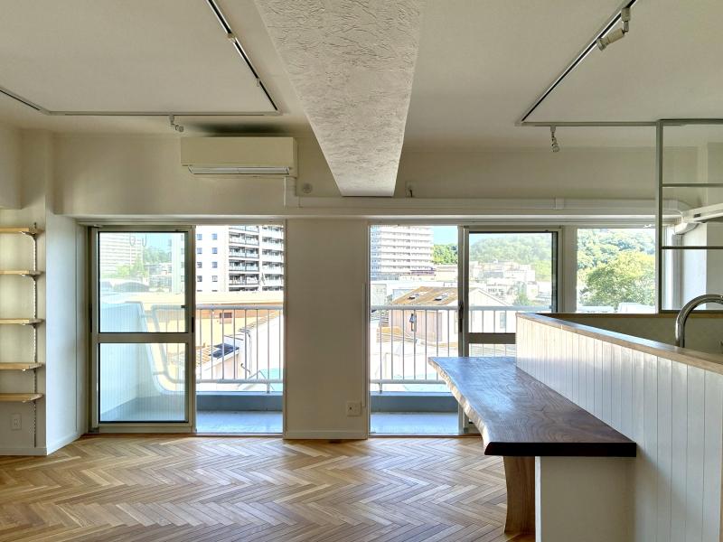 藤沢市鵠沼東の賃貸物件/バルコニー側の掃き出し窓の方を見てみる。かすかに公園で遊ぶ子供たちの声がします