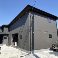 藤沢市鵠沼藤が谷三丁目の賃貸物件/外観│敷地内左側は駐輪スペース│右側は駐車スペース