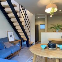 藤沢市鵠沼藤が谷三丁目の賃貸物件/モデルルーム│庭から室内を見た様子。階段下にソファや収納を置くなどしてスペースを活かしたい