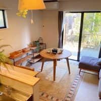 藤沢市鵠沼藤が谷三丁目の賃貸物件/モデルルーム│LDKに家具を配置するとこんな感じ、円卓など角の取れた家具が入ることで空間が柔らかい印象に