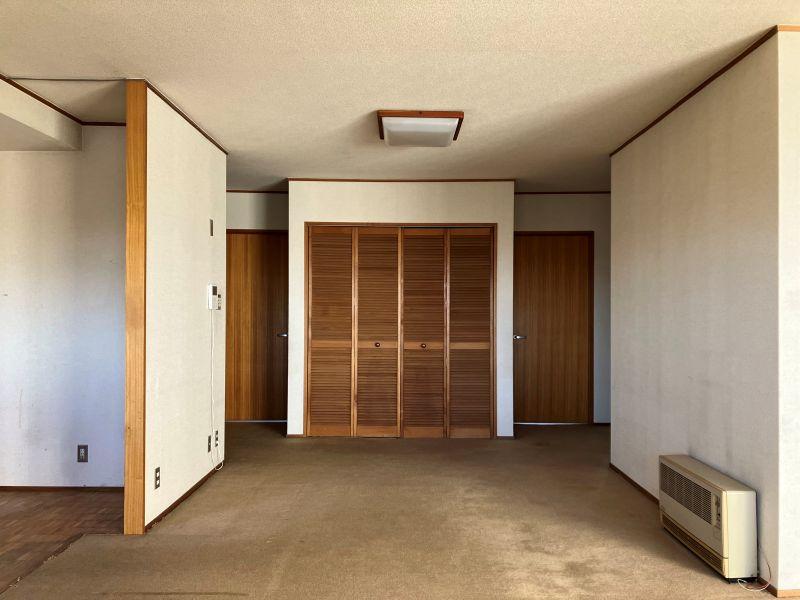平塚市唐ケ原の売買物件/LDK｜LDKと廊下の間に仕切りはないつくり。建具の美しさが目を引きます。