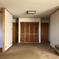 平塚市唐ケ原の売買物件/LDK｜LDKと廊下の間に仕切りはないつくり。建具の美しさが目を引きます。