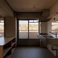 横浜市神奈川区松本町三丁目の賃貸物件/キッチン｜横にある窓からの眺め。7階にいるからこその景色です