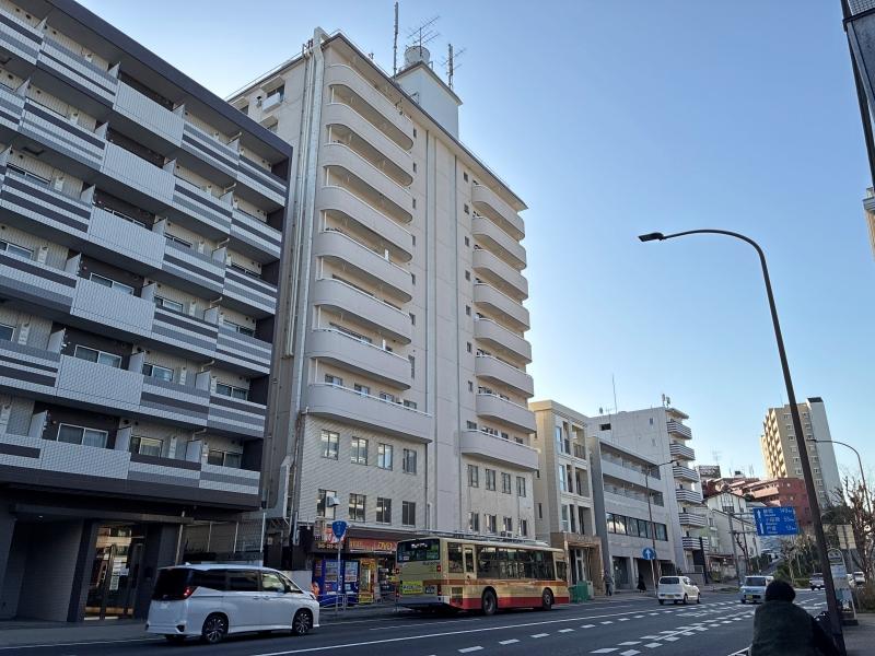 横浜市神奈川区松本町三丁目の賃貸物件/外観｜築50年以上経過したレトロな見た目のマンション