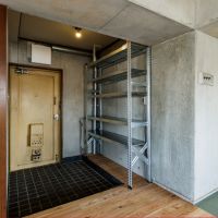 横浜市神奈川区松本町三丁目の賃貸物件/玄関｜土間のタイルや開口枠はきれいな状態だったので、そのまま残しました。残せるモノは残す、それが改修の醍醐味