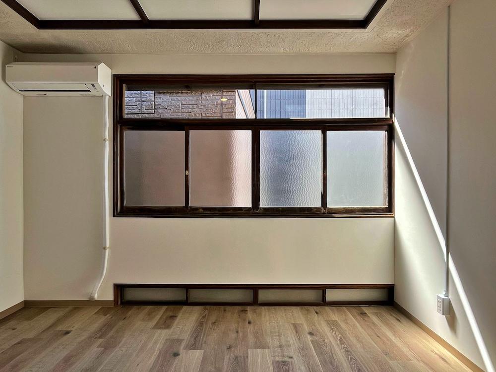 鎌倉市御成町の賃貸物件/#02｜個人的にも好きな区画で自然光がしっかり入るなかで制作する作品を作る人や木枠の窓から外を見たい演出家さん、書道家さんも良さそうだ