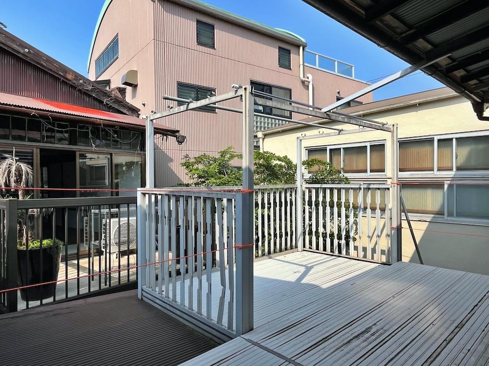 鎌倉市御成町の賃貸物件/物干しバルコニー｜お向かいのバルコニーと完全にこんにちは状態なところがいい、そしてここでも物語は生まれそうな匂いがします