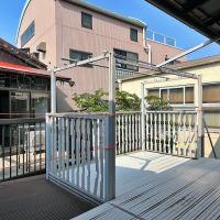 鎌倉市御成町の賃貸物件/物干しバルコニー｜お向かいのバルコニーと完全にこんにちは状態なところがいい、そしてここでも物語は生まれそうな匂いがします