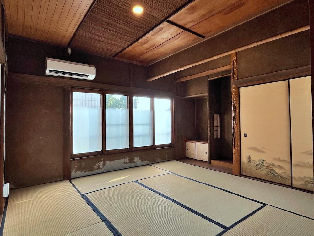 鎌倉市御成町の賃貸物件/#01｜ここはキッチン脇の和室、デコラティブでやや濃口な空間ですが窓に肘をかけて外を見たくなります