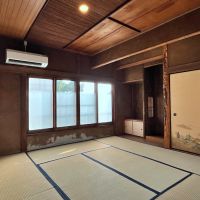 鎌倉市御成町の賃貸物件/#01｜ここはキッチン脇の和室、デコラティブでやや濃口な空間ですが窓に肘をかけて外を見たくなります