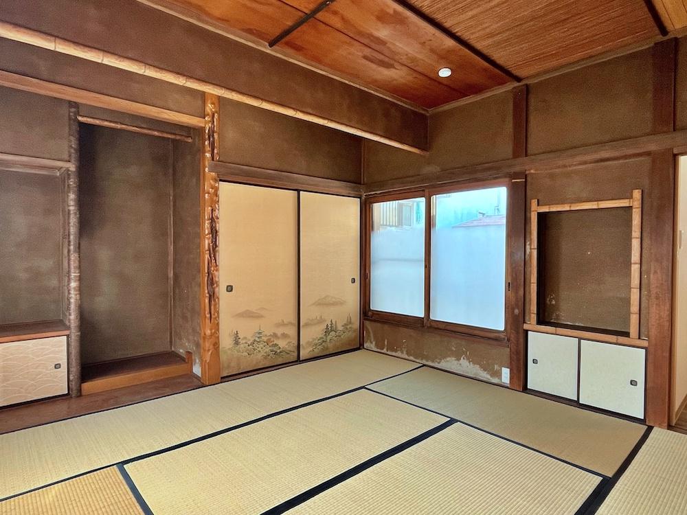 鎌倉市御成町の賃貸物件/#01｜仏間なのか付書院のオマージュなのか、不思議な装飾の和室