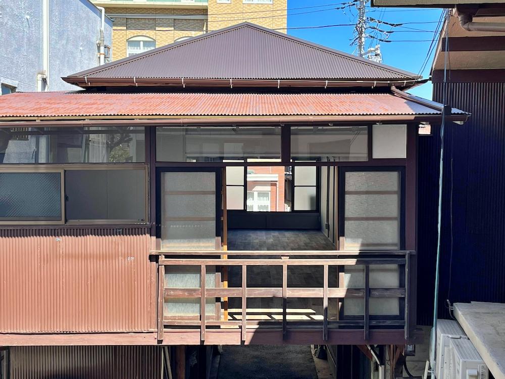 鎌倉市御成町の賃貸物件/#01｜この窓からシェアオフィス空間も見える