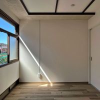 鎌倉市御成町の賃貸物件/#02｜幸運なことに撮影時には光の線ライン！バラガン邸を彷彿とさせます