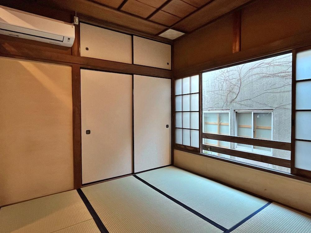 鎌倉市御成町の賃貸物件/#05｜この部屋は収納力があるので大きめのキャンバスで絵を描きたい人の相性が良さそう#06｜ここは元パン工房スタッフの住込部屋なので完全独立した区画.それでも廊下やバルコニーに面していて人との関係性がある点も魅力.日常の営みからヒントを得たい芸人さんのネタの宝庫になるのではないか！？それでみんなも楽しくなる