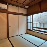 鎌倉市御成町の賃貸物件/#05｜この部屋は収納力があるので大きめのキャンバスで絵を描きたい人の相性が良さそう#06｜ここは元パン工房スタッフの住込部屋なので完全独立した区画.それでも廊下やバルコニーに面していて人との関係性がある点も魅力.日常の営みからヒントを得たい芸人さんのネタの宝庫になるのではないか！？それでみんなも楽しくなる