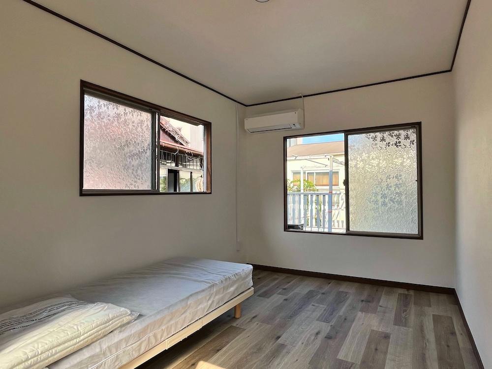 鎌倉市御成町の賃貸物件/#06｜ここは元パン工房スタッフの住込み部屋だったので、完全独立した区画.それでも廊下やバルコニーに面していて人との関係性がある点も魅力.日常の営みからヒントを得たい芸人さんのネタの宝庫になるのではないか！？それでみんなも楽しくなる