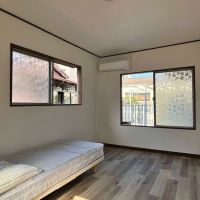 鎌倉市御成町の賃貸物件/#06｜ここは元パン工房スタッフの住込み部屋だったので、完全独立した区画.それでも廊下やバルコニーに面していて人との関係性がある点も魅力.日常の営みからヒントを得たい芸人さんのネタの宝庫になるのではないか！？それでみんなも楽しくなる