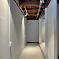 鎌倉市御成町の賃貸物件/「KEIKOBA」へのアプローチにも作品を並べてみたくなる