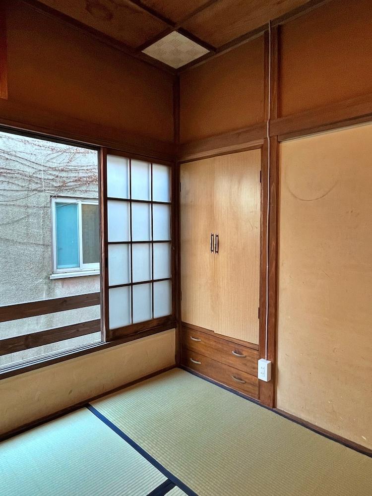 鎌倉市御成町の賃貸物件/#05の窓の外にはレトロなモルタルの外壁に蔦（ツタ）が絡んだ後が渋い