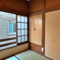 鎌倉市御成町の賃貸物件/#05の窓の外にはレトロなモルタルの外壁に蔦（ツタ）が絡んだ後が渋い