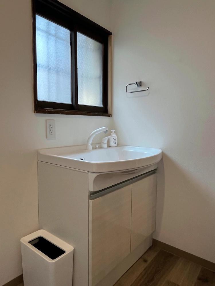 鎌倉市御成町の賃貸物件/1階「Salon」にはトイレと洗面があります