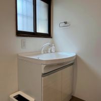 鎌倉市御成町の賃貸物件/1階「Salon」にはトイレと洗面があります