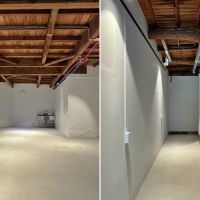 鎌倉市御成町の賃貸物件/天井の木材だけが主張する空間｜「KEIKOBA」へのアプローチにも作品を並べてみたくなる