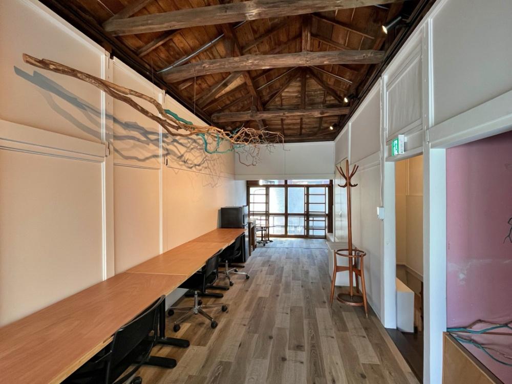 鎌倉市御成町の賃貸物件/オフィス空間｜以前のファンキーなピンク色も一部残しつつアートが加わりました！