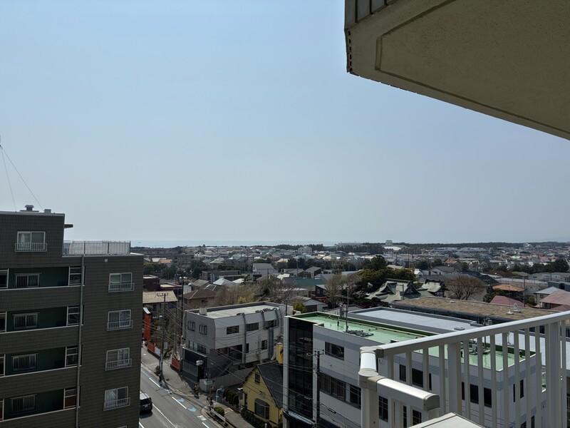 藤沢市鵠沼海岸五丁目の売買物件/海側を見ます。赤い鳥居が見えるのですが、伏見稲荷です