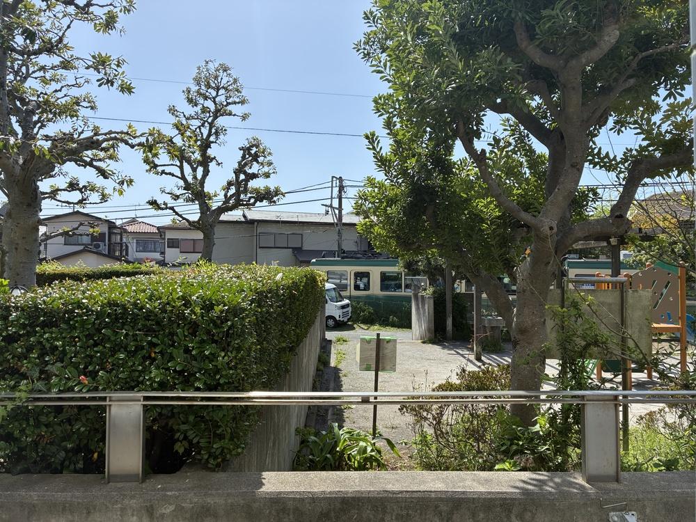 鎌倉市由比ガ浜三丁目の賃貸物件/リビングより。江ノ電が見える距離感です