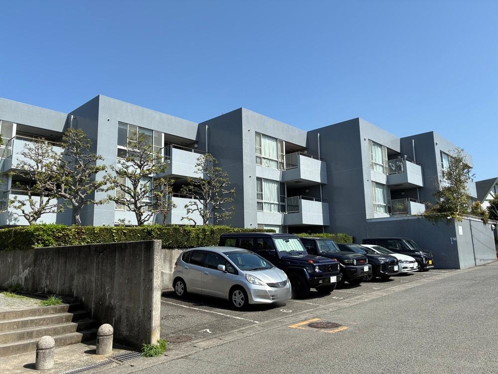 鎌倉市由比ガ浜三丁目の賃貸物件/青い空に映える、シャキッとした外観の低層マンションです
