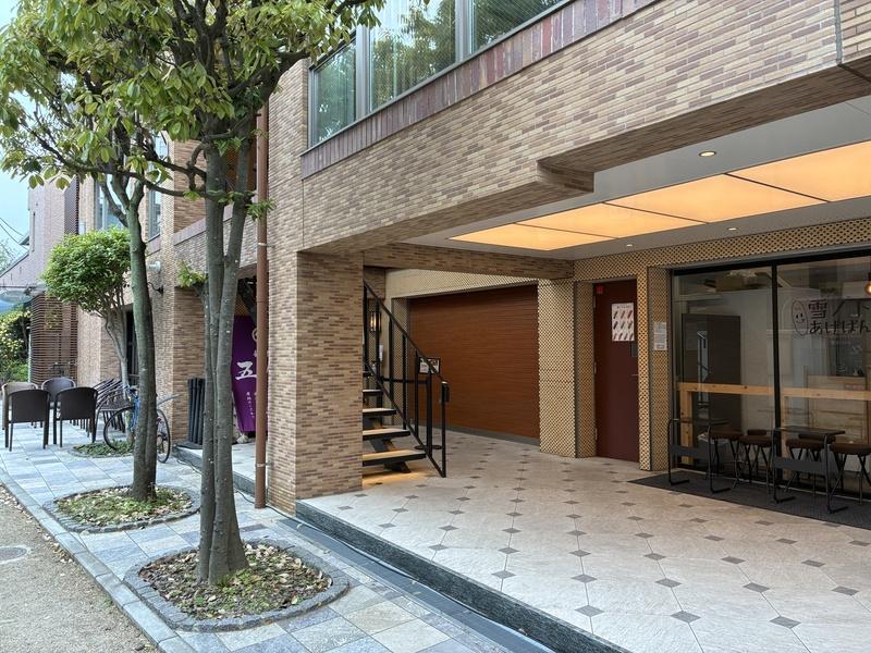 鎌倉市雪ノ下一丁目の賃貸物件/共用部｜リノベーションで外観、植栽なども見直されています