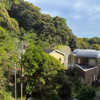 鎌倉市極楽寺三丁目の賃貸物件/洋室1からの眺望｜山と山の間に家が立ち並ぶ谷戸の景色